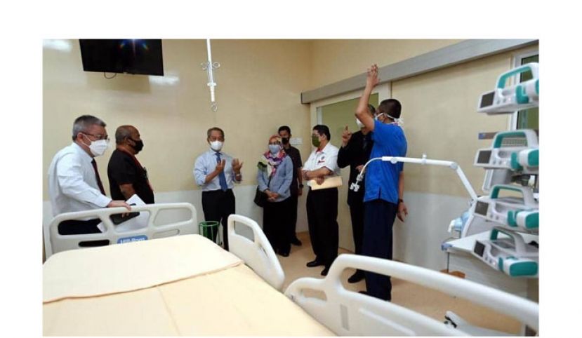 首相慕尤丁（左3）巡视国立大学儿童专科医院。