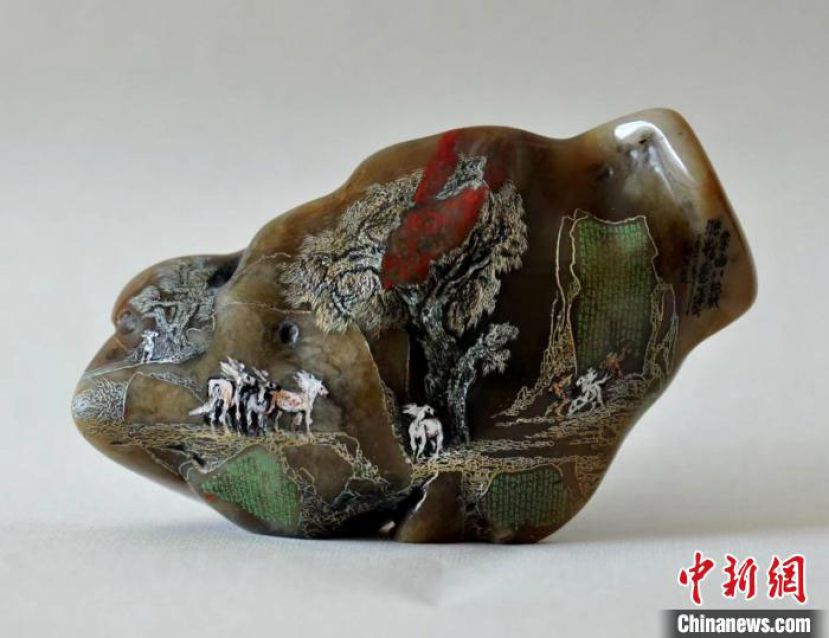 &ldquo;邹氏雕刻工作室&rdquo;的作品，石头上雕刻的山水人物。