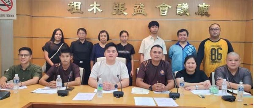 古晋福建公会青年团团长甲必丹陈俊贤（前右三）与筹委会进行会议。前左三为筹委会主席郭晁玮及前右二为竞赛主任张艾怡。