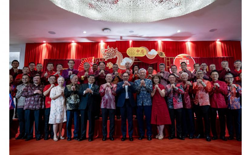 首相安华与中总领导在新春午宴上合影。