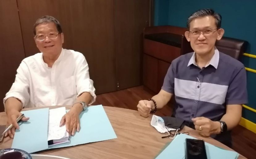 砂文化研究学会会长拿督邓伦奇（左）与人联党峇都林当支部主席薛华东交流。