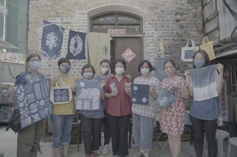 村姑工房在2018年成立，核心成员有八位，今次由玲玲姐（左三）带路，走入薄扶林村后花园。