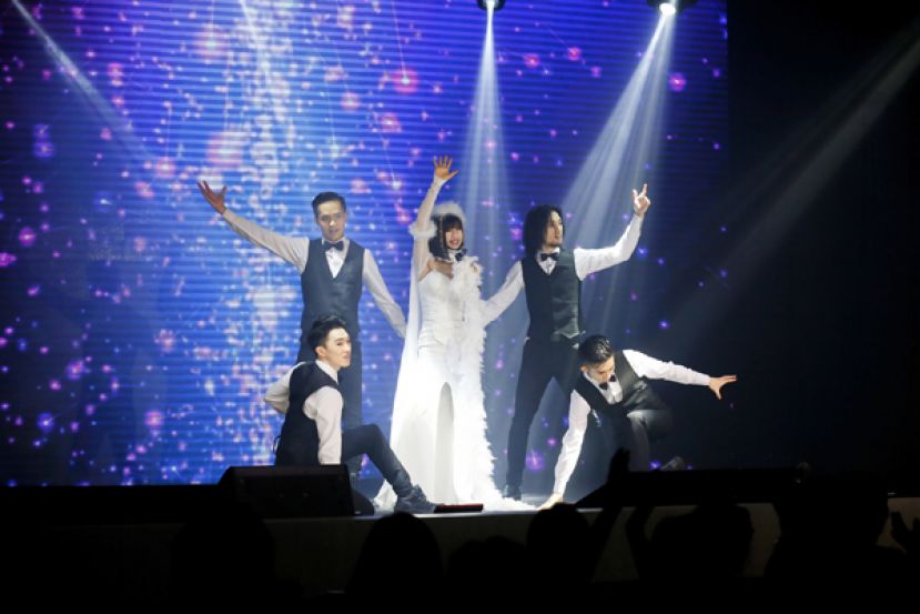 24首情歌与马来同胞庆新年&nbsp; &nbsp; 锺洁希与妹合唱哭成泪人