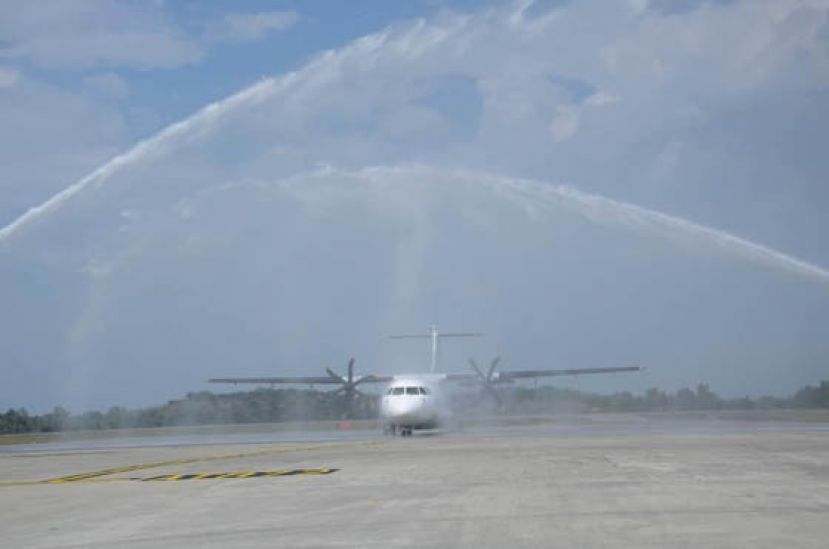 诗巫/汶莱直飞航线开通，首趟飞抵诗巫机场的BI 6885航班受到传统式欢迎。