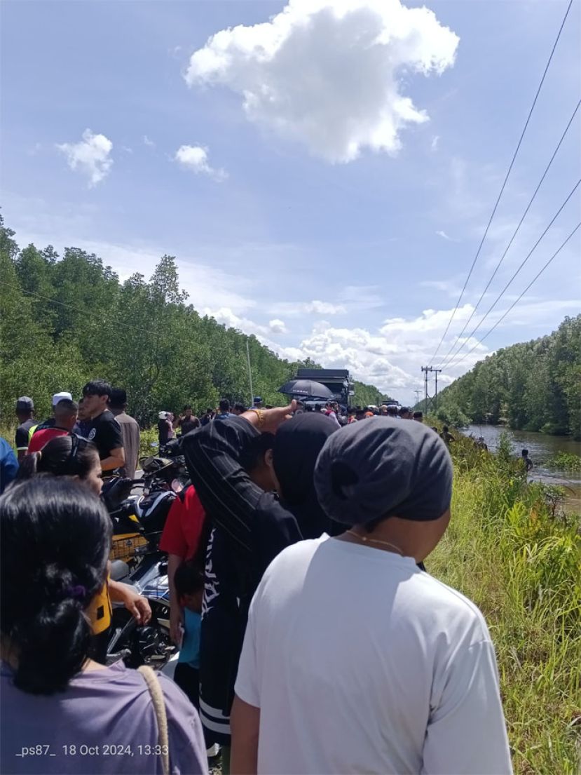 轿车坠河  村民跳河拯救3儿童