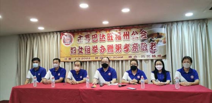 左起为青年团秘书黄世钦、母会财政刘世庆、母会秘书长林唐锦、甲必丹拿督刘思乐、妇女组主任朱缮霖、妇女组副主任刘亿及妇女组秘书黄珠金。