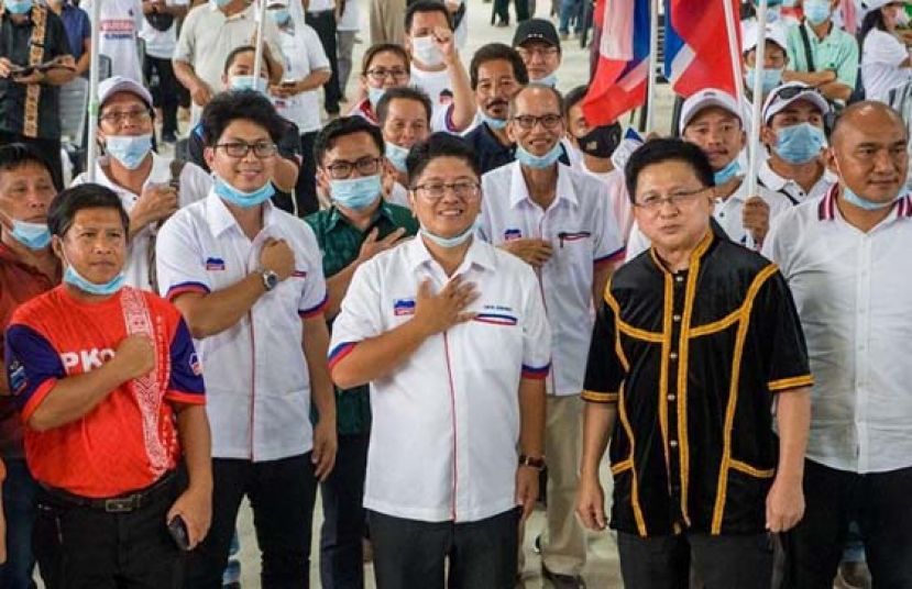 前联邦首席大法官理查玛兰尊（右2）为沙民统站台。