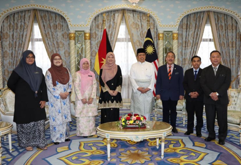 教育部长法丽娜（左四）礼貌拜会砂拉越总理丹斯里阿邦佐哈里（右四），并作出改善砂州教育的承诺。