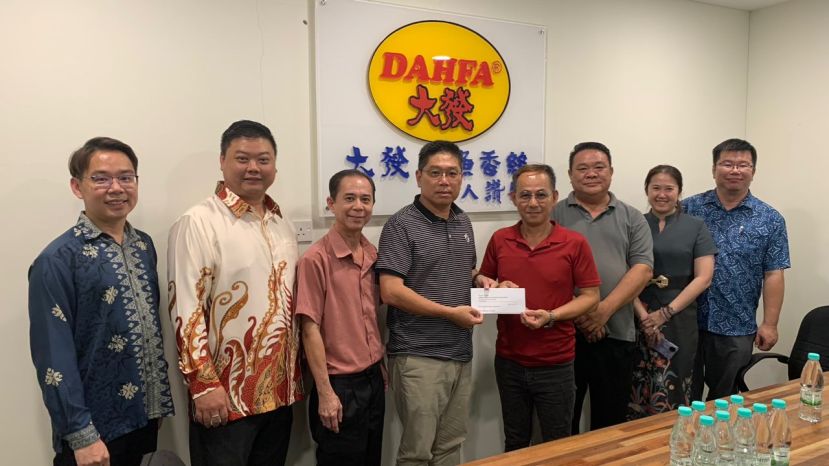 石角葫芦顶中公校董会主席（右四）移交邀请函予大发食品制造行有限公司东主兼紫辉阁阁长蔡岷谷（左四）。左一起教务主任郑宇健、校长谢玶豪、校董部副秘书贝永志。右一起课外活动主任杨珺安、学生事务主任邓慧美、校董伍德华。