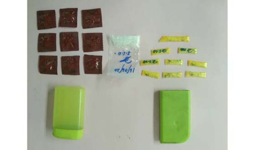 巴达旺警区肃毒组在行动中起获的冰毒与五仔。