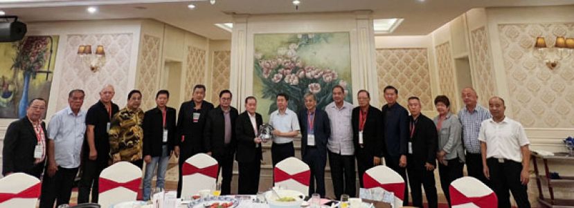 平潭综合实验区党工委副书记、管委会副主任何杰民（左九）赠送纪念品于马福马福总会长拿督斯里刘为强太平局绅（左八）时摄。