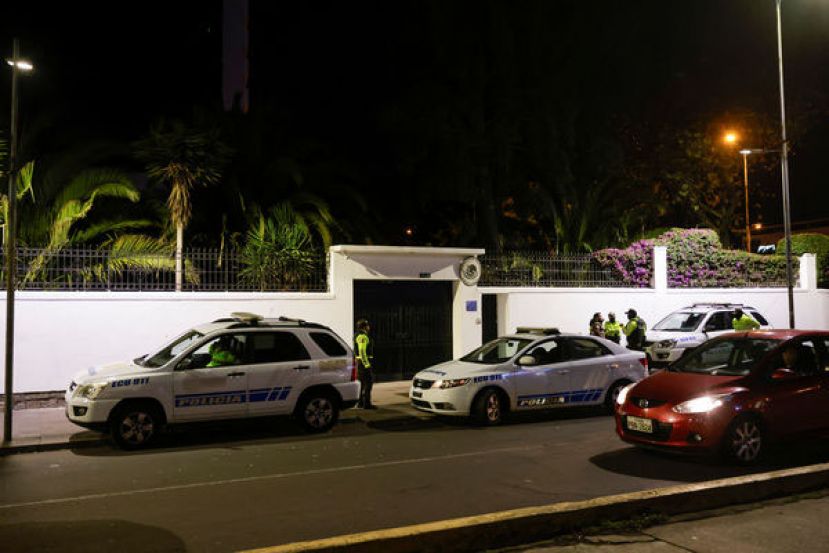 厄瓜多警方5日闯入墨西哥大使馆逮捕前副总统葛拉斯。