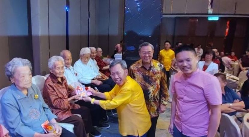在海南公会青年团团长周世宏以及主席张光福的陪同下，砂拉越副总理拿督阿玛沈桂贤颁发奖牌等予最年长98岁的长辈陈何英时影。