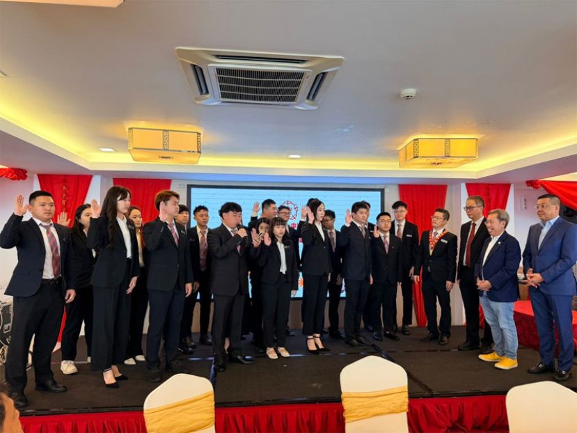 一中校友会青年团团员在团长官利权带领宣誓就职。并由副总理拿督阿玛沈桂贤医生丶中中校董会主席拿督斯里黄良杰及一中校长李志鹏丶会长李嘉浩监誓。