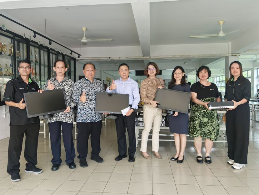 SEB 职员 Sumiato、四小副校长刘元拱、四小校长贝荣栋、四小校友会会长刘金瑞、四小校友会秘书杨建婷、SEB&nbsp;行政助理Rachel,、四小校友会教育发展执行副秘书谢婉茹、SEB职员Annabelle。