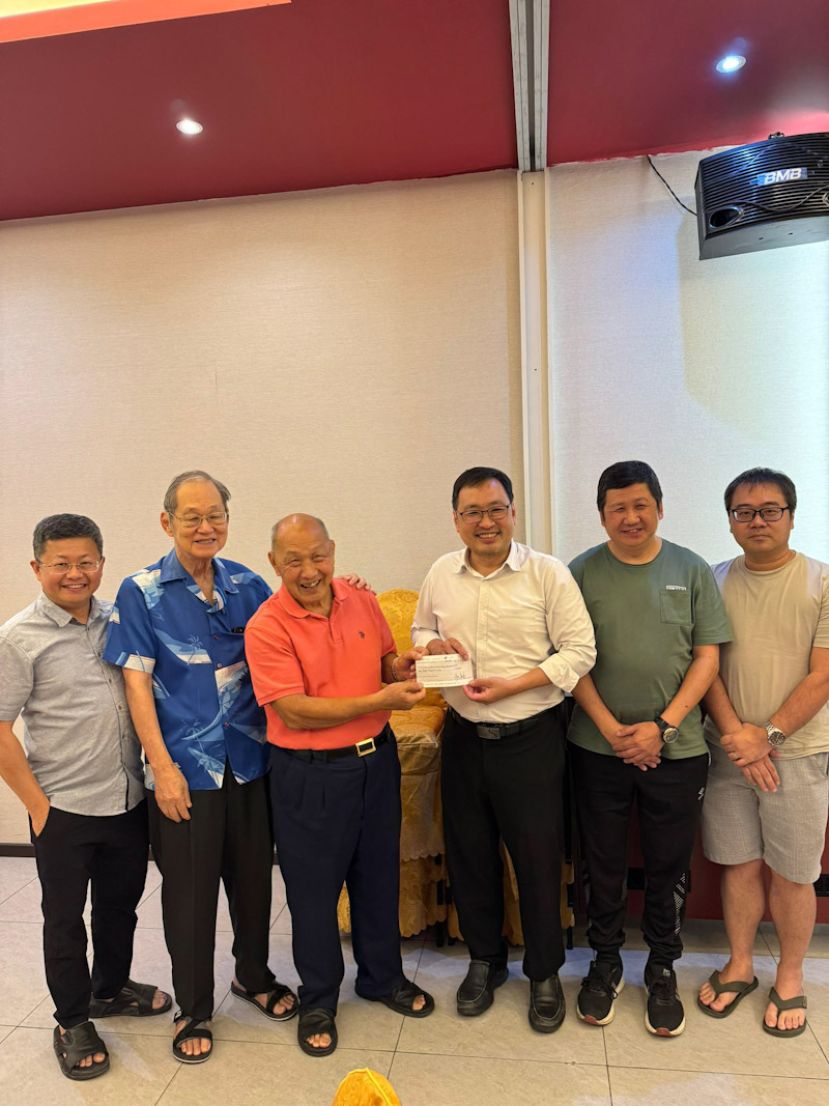 实旦宾区国会议员张健仁（右3）移交拨款支票予砂拉越德教会紫霞阁阁长兼该阁肾脏基金会创办人及主席拿督斯里郑正金局绅（左3）。左1为砂拉越德教会紫霞阁副阁长陈其兴律师、张健仁父亲张守江；右起为财政刘俊良及副财政赵耀丰。
