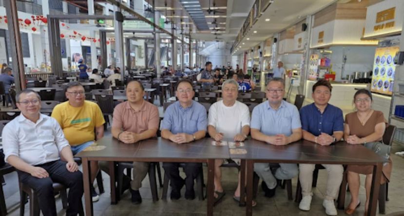 砂拉越诏安会馆策划组+产业组召开会议确保三机构来临的大会能顺利进行。左起 ：产业小组组长兼中文书陈君礼，执行秘书杨兴兴，财政陈鸿愿，副主席田松茂，主席许庆喜硕士，秘书长徐蔡斌，青年团团长杨立存和妇女组主任沈桂莲。