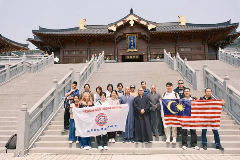 马佛青教育参访学习团参访百花古寺后合影。照片前排右四为释光持法师，百花古寺监院释仁俊法师，释亦乐法师，百花古寺协调员如薇老师，马佛青教育与师范委员会主席黄翠蘋等团员。 