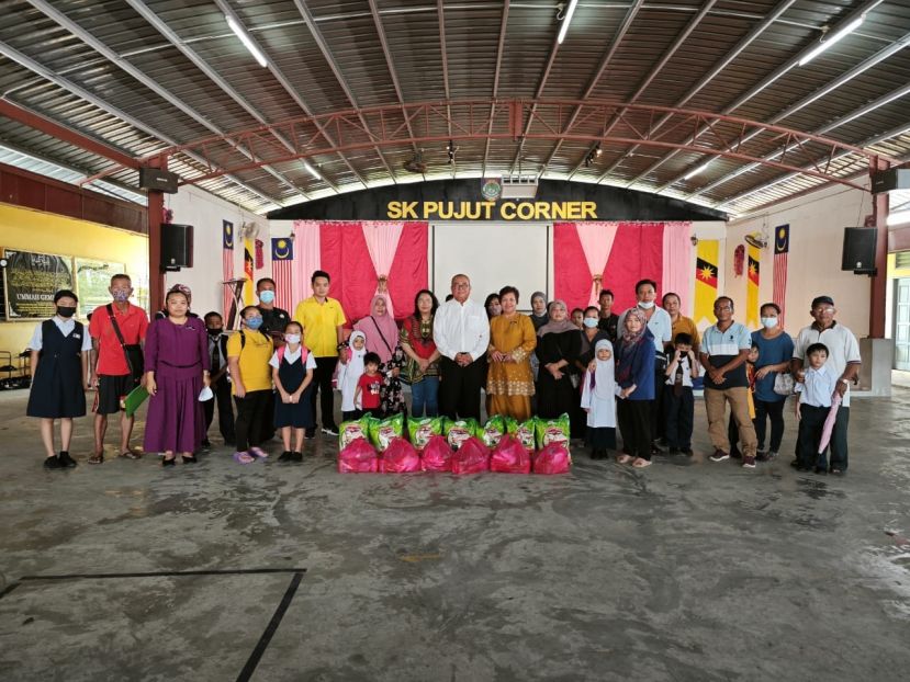 埔奕区立法议员俞小珊市长（中）为为该校50名学生家长派发食品援助。