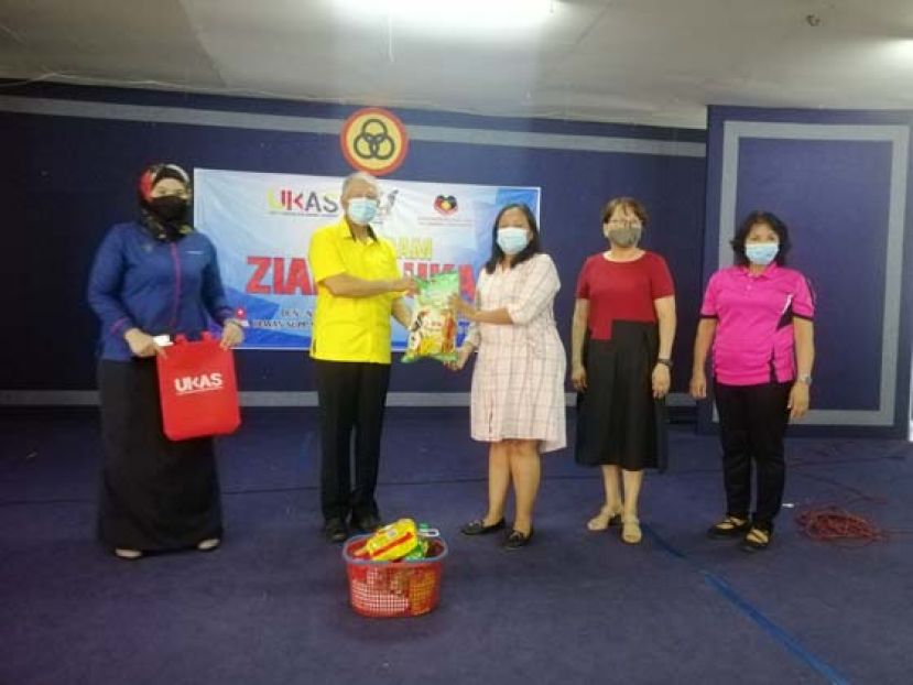 陈超耀移交援助品予一名单亲妈妈。左是达央丽，右1及2分别为陈彩萍市议员与甲必丹方凤金。