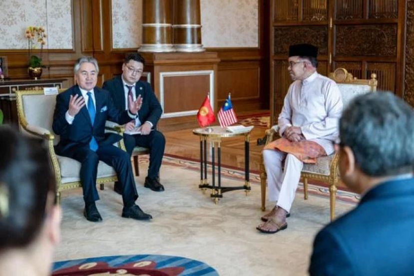 首相拿督斯里安华（右）接待吉尔吉斯斯坦外交部长库鲁巴耶夫（左）。