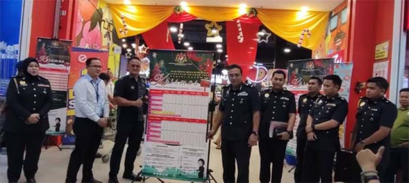 在emart石角分行经理玛林凯（左二）等的陪同下，贸易及生活成本部砂拉越分局局长马修阿纳多米尼巴林(左三)为古emart石角分行所推出的2025年圣诞季顶级计划主持推介礼时影。