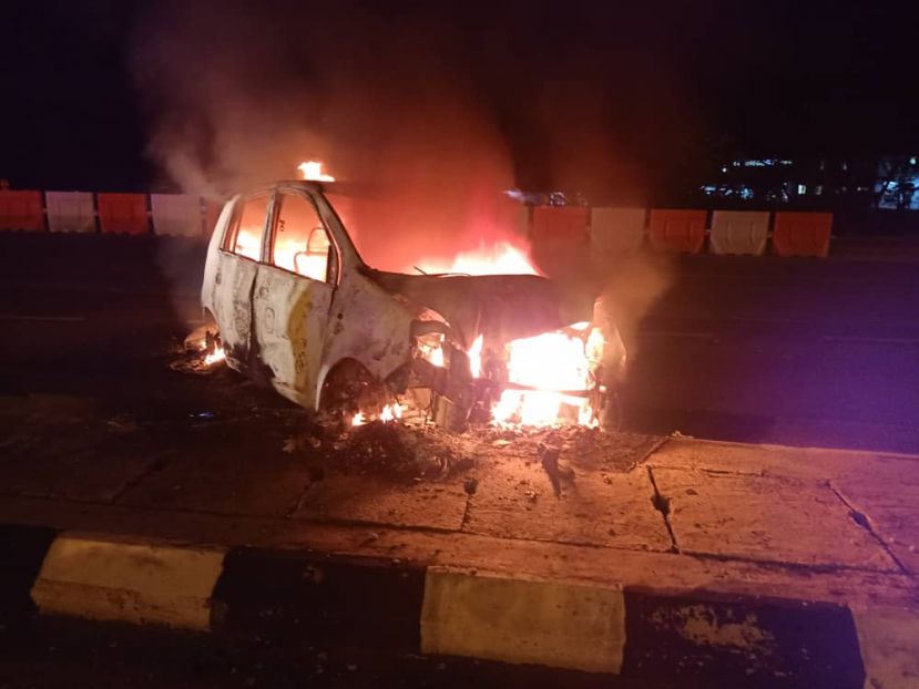 熊熊烈火将轿车烧成废铁。