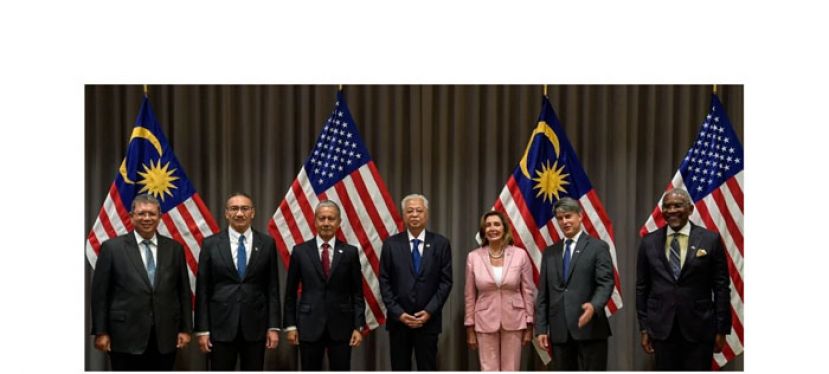 佩洛西（右三）与首相依斯迈沙比里（右四）、议长丹斯里阿兹哈（左三）和一众部长合影。