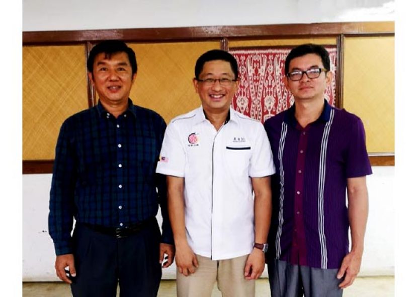 留华砂总总会黄首詠（中）推荐程日利（左）与郭汉臣（右）赴中国昆明的云南农业大学参加为期十五天的农业培训班。