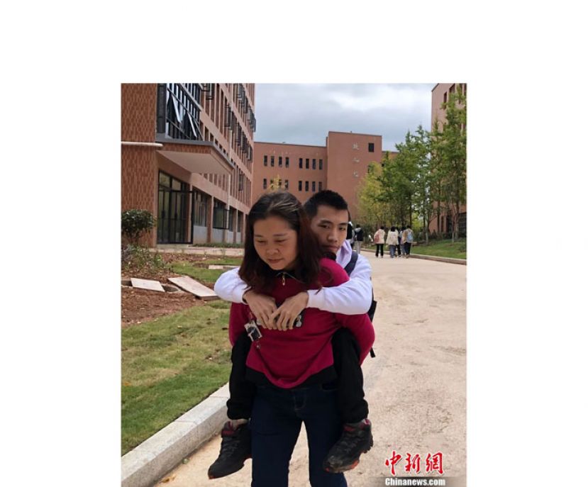 下课后龚长英背着张俊杰回寝室。