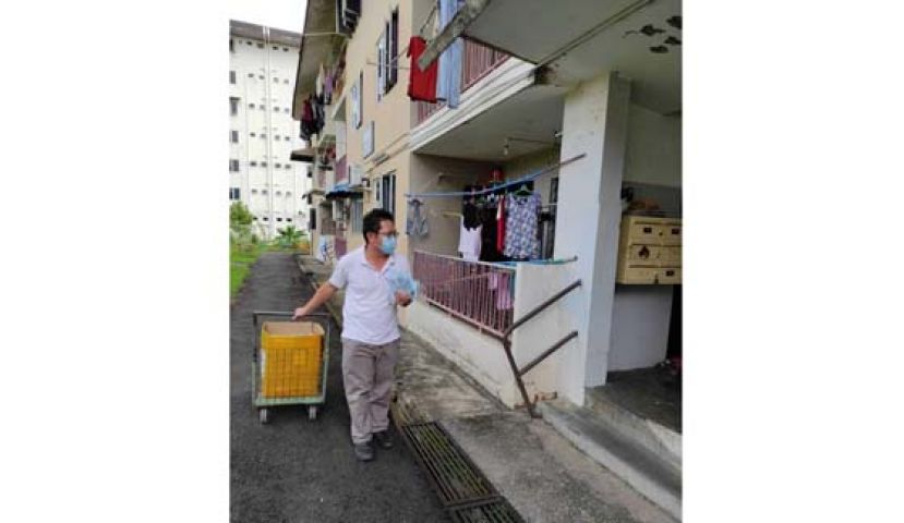 郑志国到万福路平民房派发口罩。