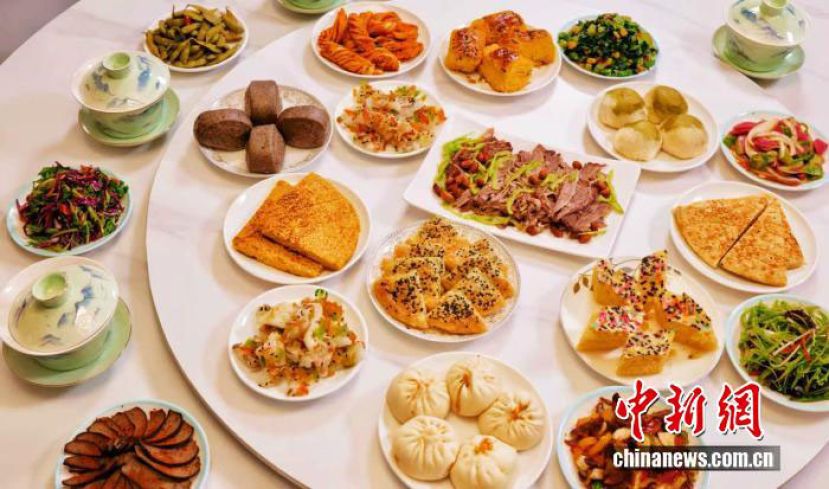 宁夏吴忠市一家早茶店内丰富的早茶。