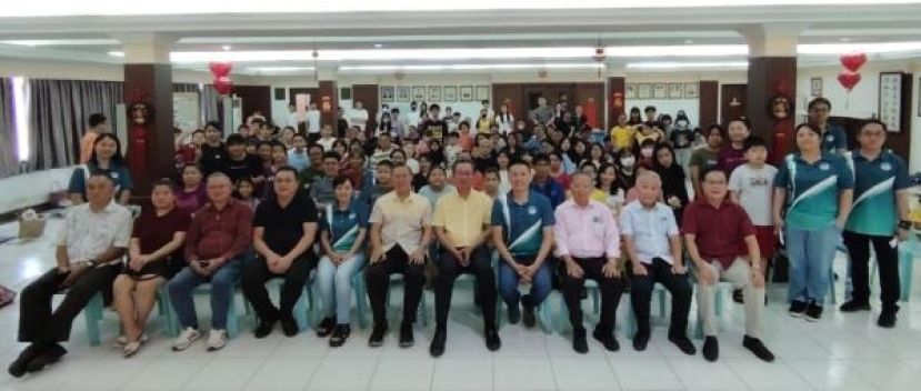 出席马来西亚海南联青主催、古晋海南公会青年团主办的第39届全国挥春比赛砂州区初赛的大合影。