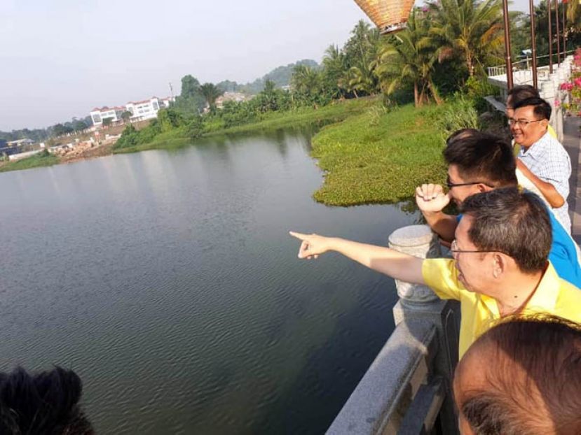 拿督沈桂贤巡视石角河滨公园工程。