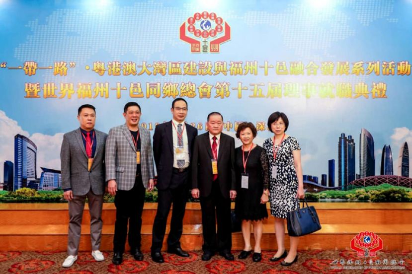 拿督斯里刘为强太平局绅伉俪（右三）与嘉宾合影于就职礼会场，左二为拿督斯里李祈龙。