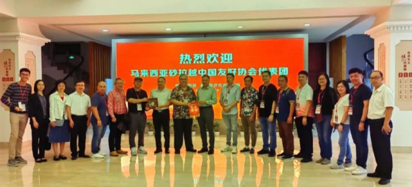 泉州市侨联党组书记、主席温锦辉（右十）热烈迎接砂拉越中国友好协会常务副会长、中华中学校友会会长拿督黄国辉（左九）及到访的团员。