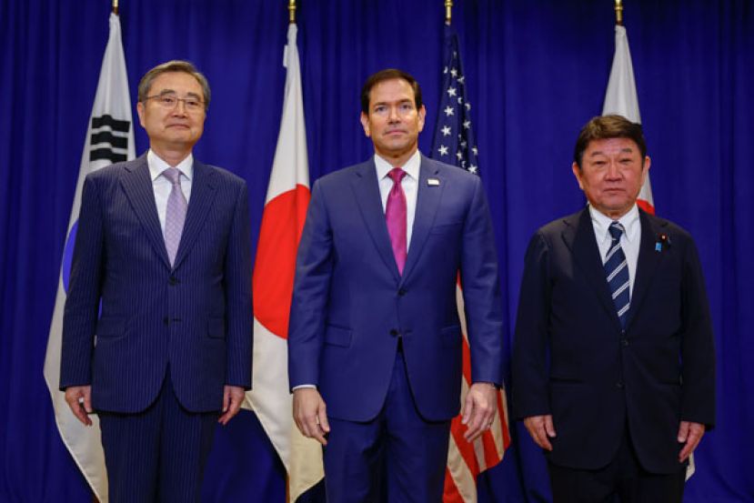 美国国务卿卢比欧（中）与日本外务大臣茂木敏充（右）、韩国外交部长赵显（左）。