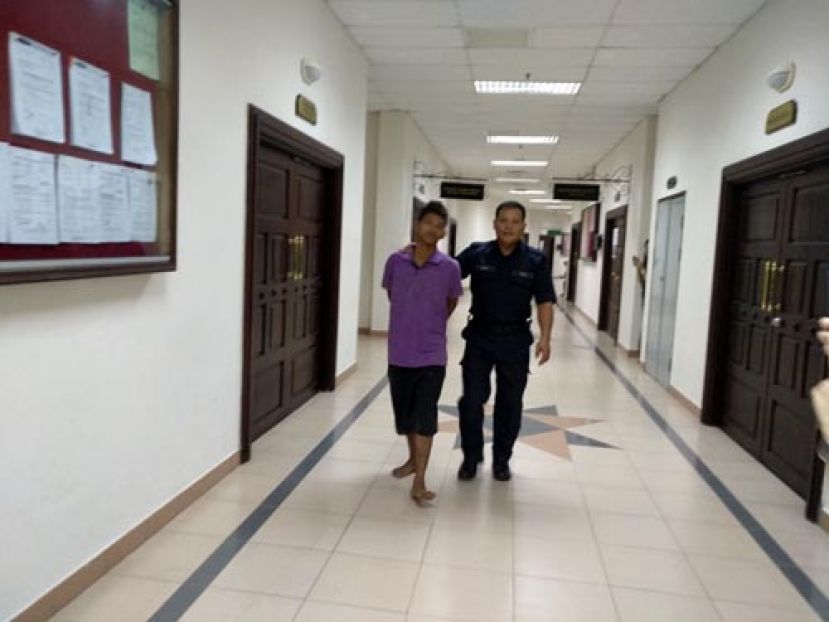 肢体性侵邻家小女孩，被告赤脚出庭认罪。