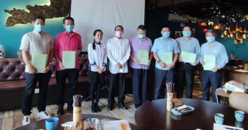 砂大人类学与社会学系高级讲师蔡静芬提呈辅助策略调研报告后的一张大合照。