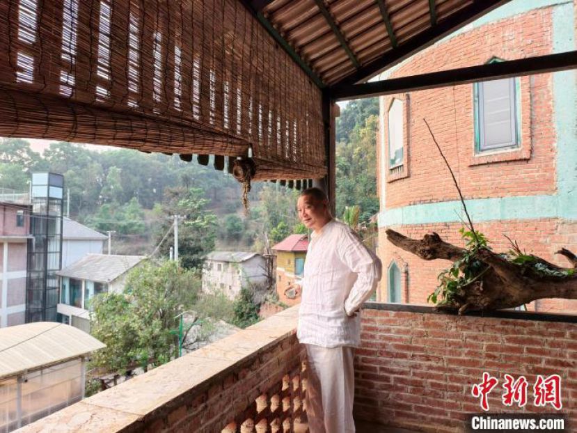 马原在位于南糯山的家中饮茶。