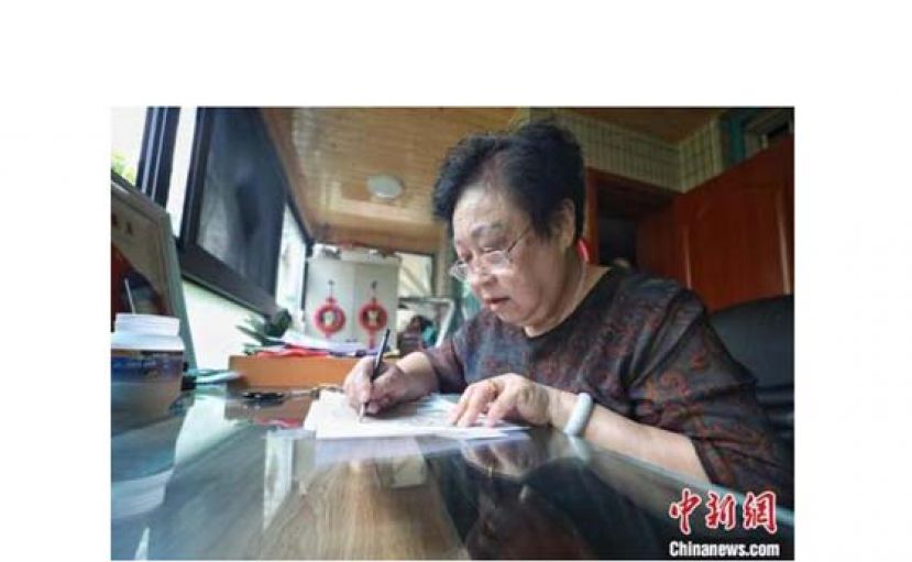 尹守先在进行描图。