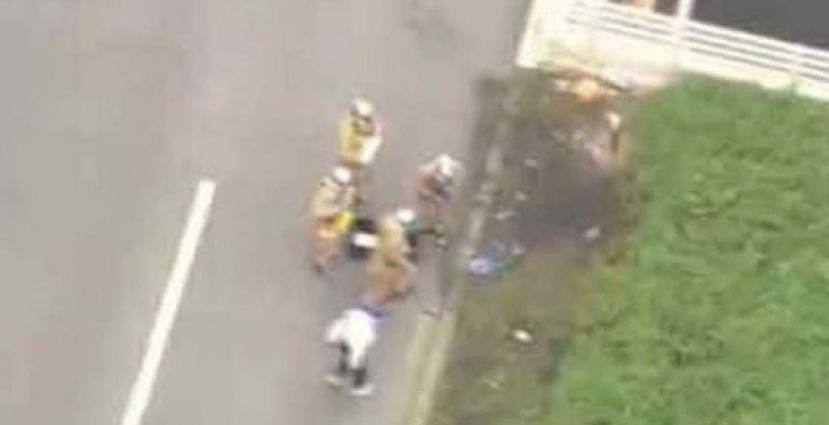 日媒视频截图显示，男子自焚地点一片焦黑。