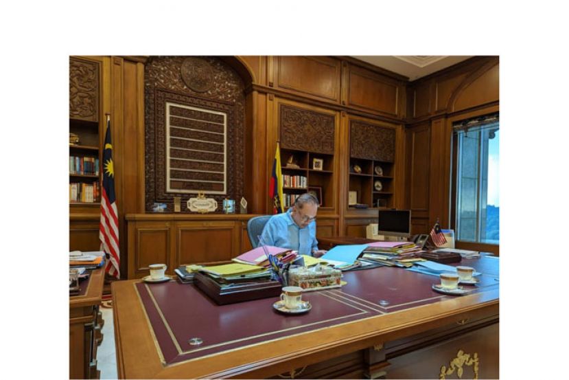 首相安华公假也在办公室处理公务。