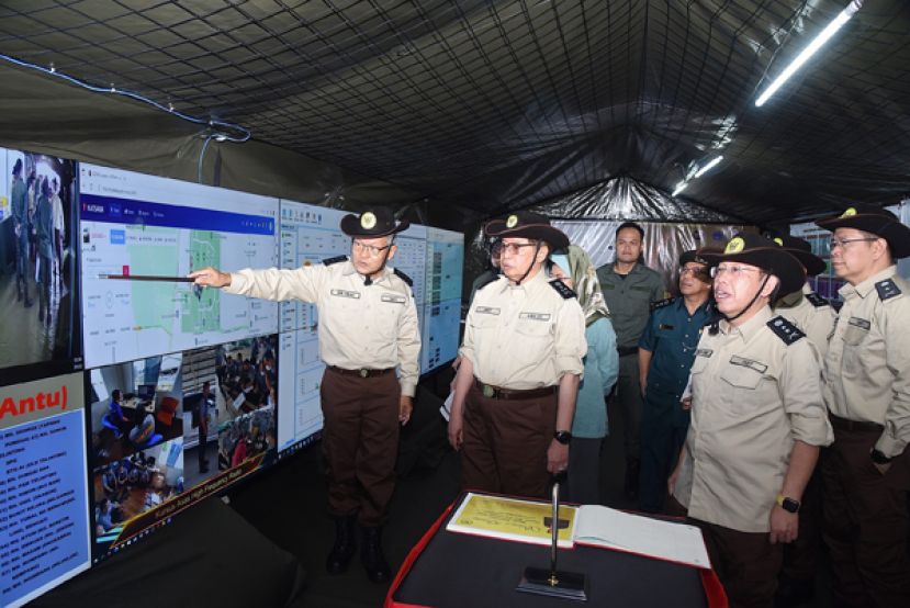 砂拉越安全与执法单位主任拿督蔡庆忠博士（左一）向砂总理丹斯里阿邦佐哈里（左二）讲解免疫带执法小组工作内容。