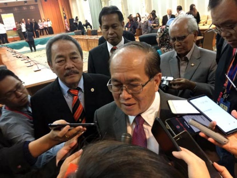 砂副首长拿督阿玛道格拉斯接受媒体的访问。