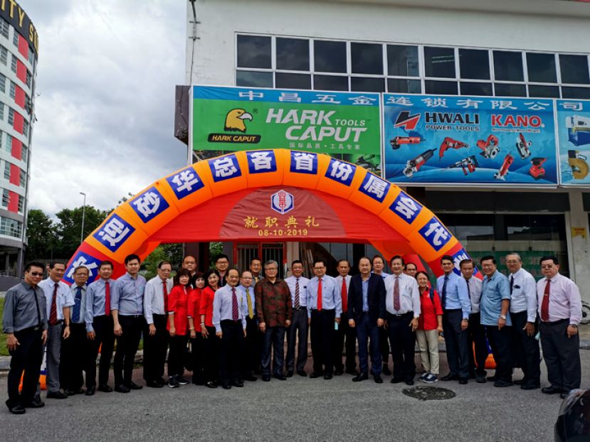 砂拉越华人社团联合总会理事们大合照。  &nbsp;