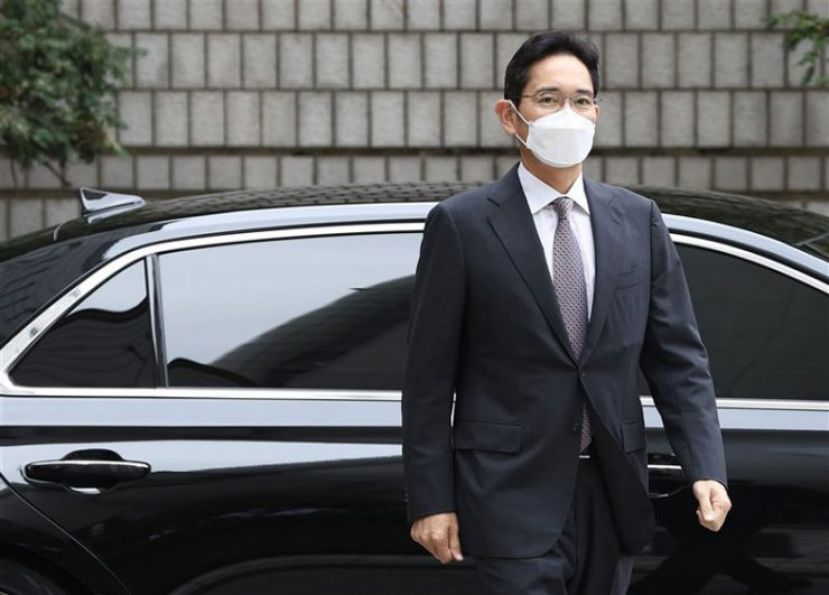 出庭被扔鸡蛋， 三星掌门一脸惊讶。