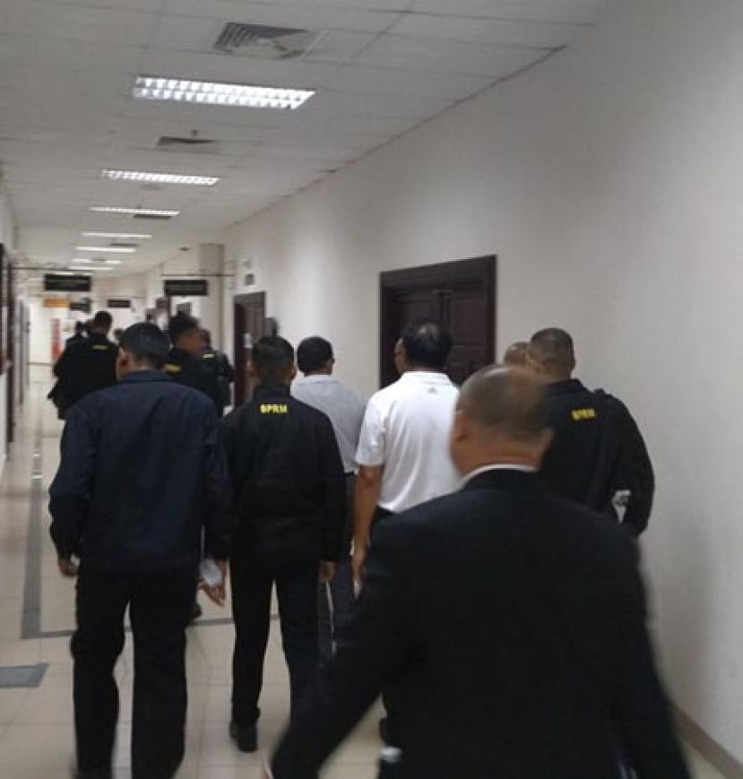  推事驳回还押申请，涉贪官员获得释放。