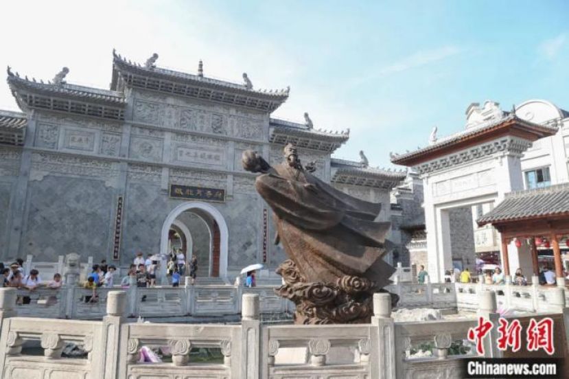 江西南昌万寿宫前的许真君像。