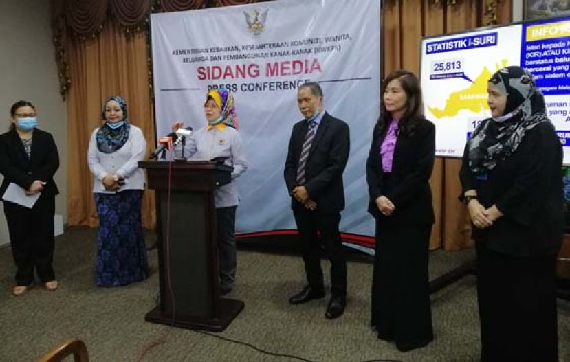 拿督斯里法蒂玛陈赛明（左三）召开新闻发布会，右三为砂公积金局局长哈林保文。